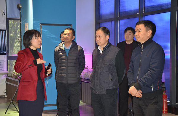 向考察組匯報(bào)展廳相關(guān)情況.png